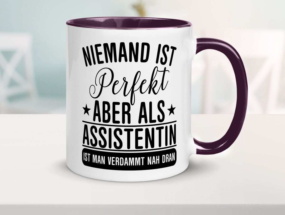 Verdammt nah dran: Assistentin | Assistenz Hilfskraft lustiger Spruch Geschenk Tasse