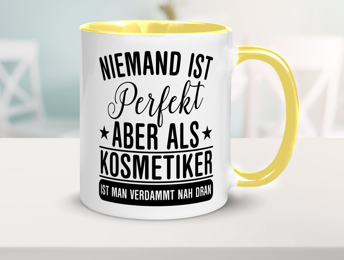 Verdammt nah dran: Kosmetiker | Kosmetik Stylist Geschenkidee Humor Tasse