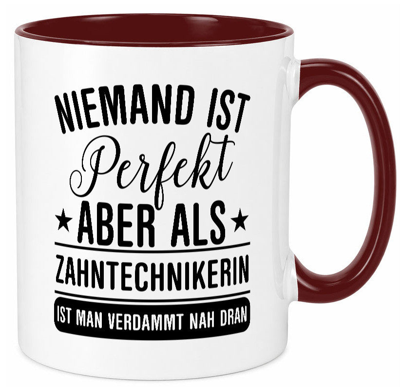 Verdammt nah dran: Zahntechnikerin | Zahnmedizin Humor Geschenkidee Tasse