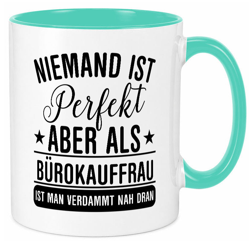 Verdammt nah dran: Bürokauffrau | Kauffrau lustiger Spruch Geschenk Arbeit Tasse