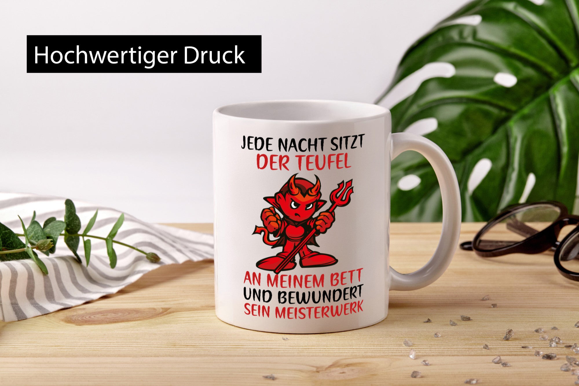 Jede Nacht sitzt der Teufel am Bett | frecher Spruch Humor Geschenk
