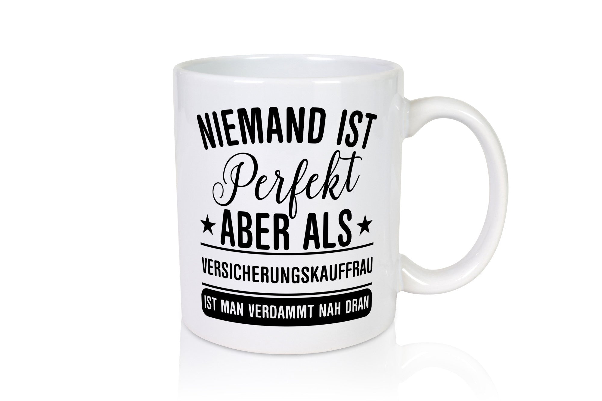 Verdammt nah dran: Versicherungskauffrau | Kauffrau lustig Humor Geschenkidee