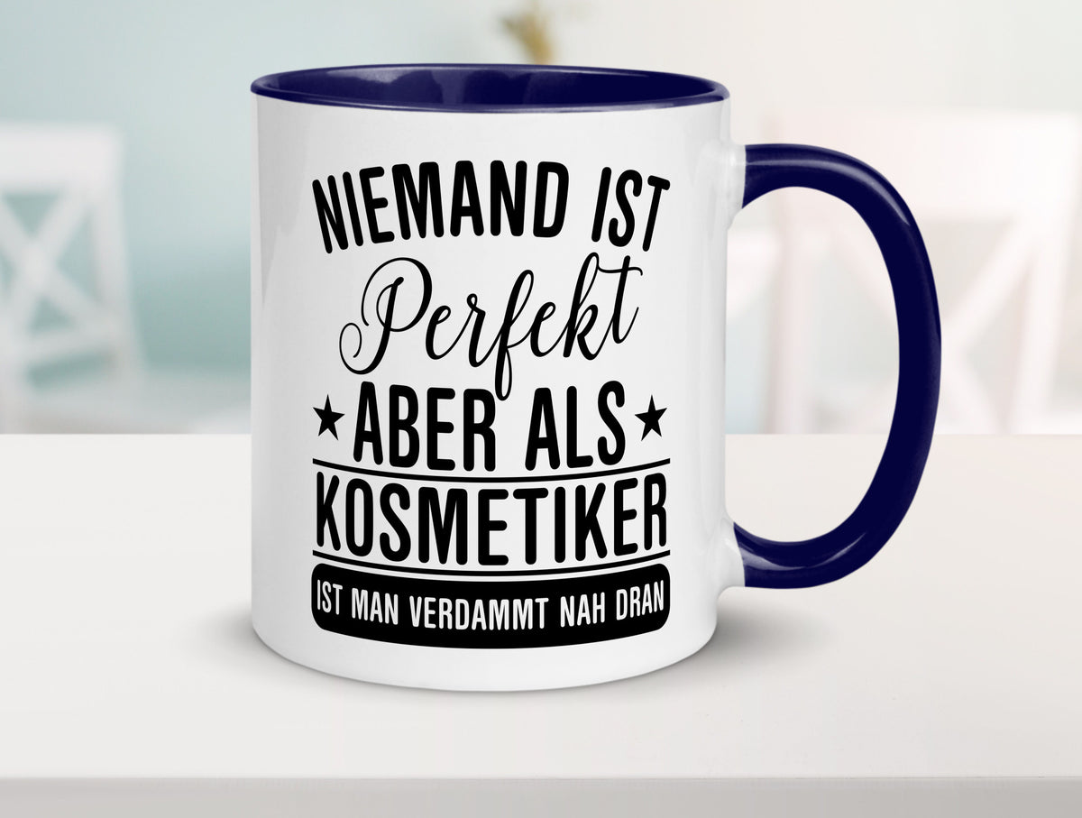 Verdammt nah dran: Kosmetiker | Kosmetik Stylist Geschenkidee Humor Tasse