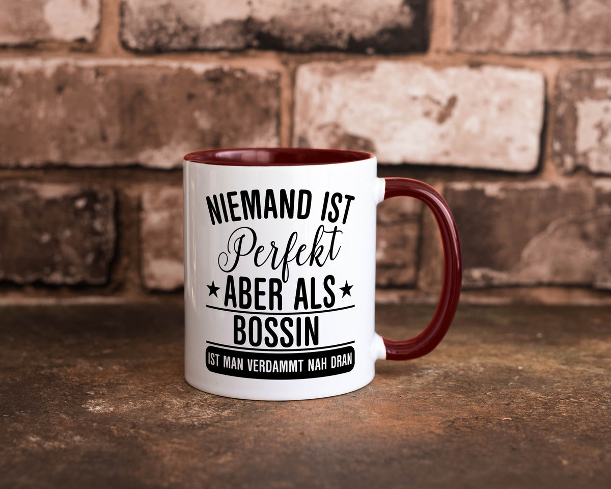 Verdammt nah dran: Bossin | Führungskraft Vorgesetzte Humor Geschenkidee Tasse