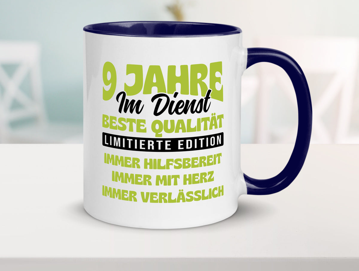 9 Jahre im Dienst | Jubiläum Arbeit v4 Geschenk Kollegen Büro lustiger Spruch Tasse