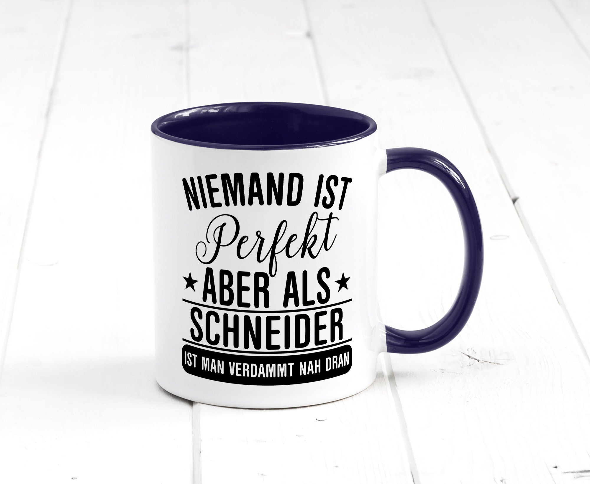Verdammt nah dran: Schneider | Beruf Schneiderei Geschenkidee Arbeit Kollegen