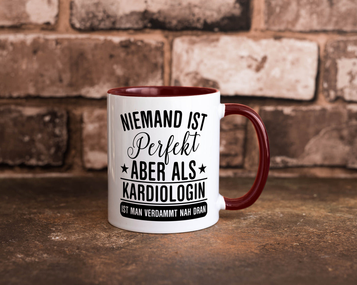 Verdammt nah dran: Kardiologin | Kardiologie Humor Geschenkidee Tasse