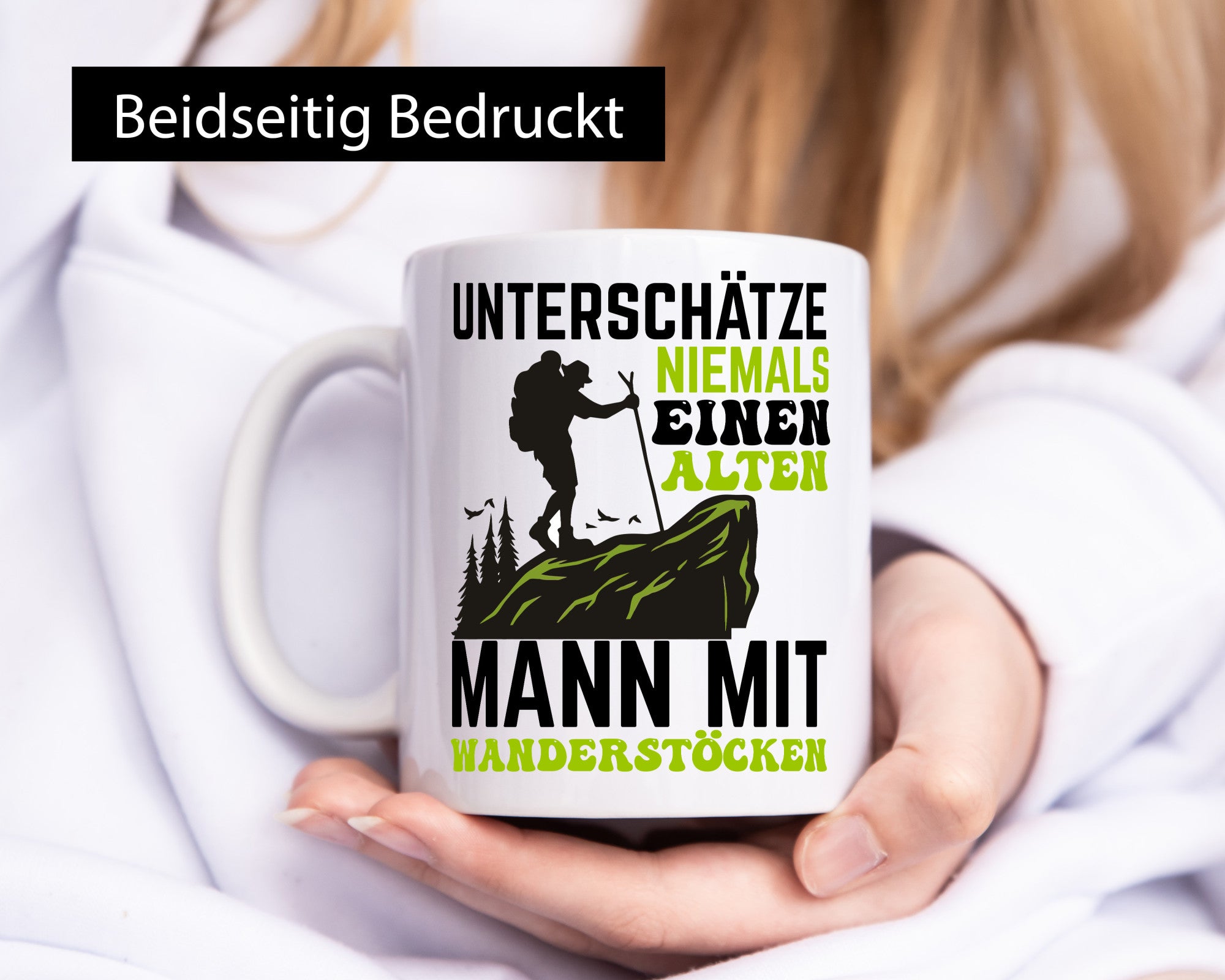 Unterschätze niemals einen alten Mann mit Wanderstöcken Humor Geschenkidee Tasse