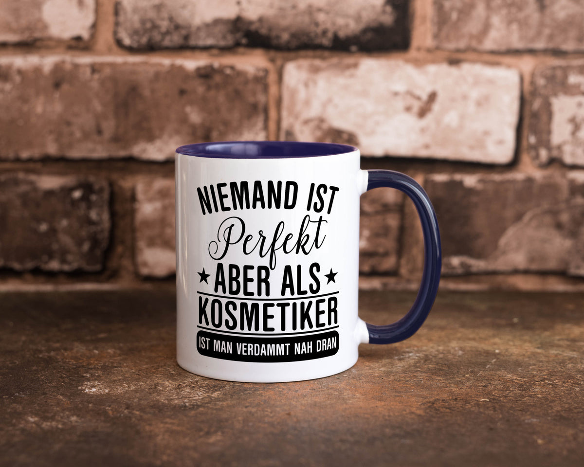 Verdammt nah dran: Kosmetiker | Kosmetik Stylist Geschenkidee Humor Tasse