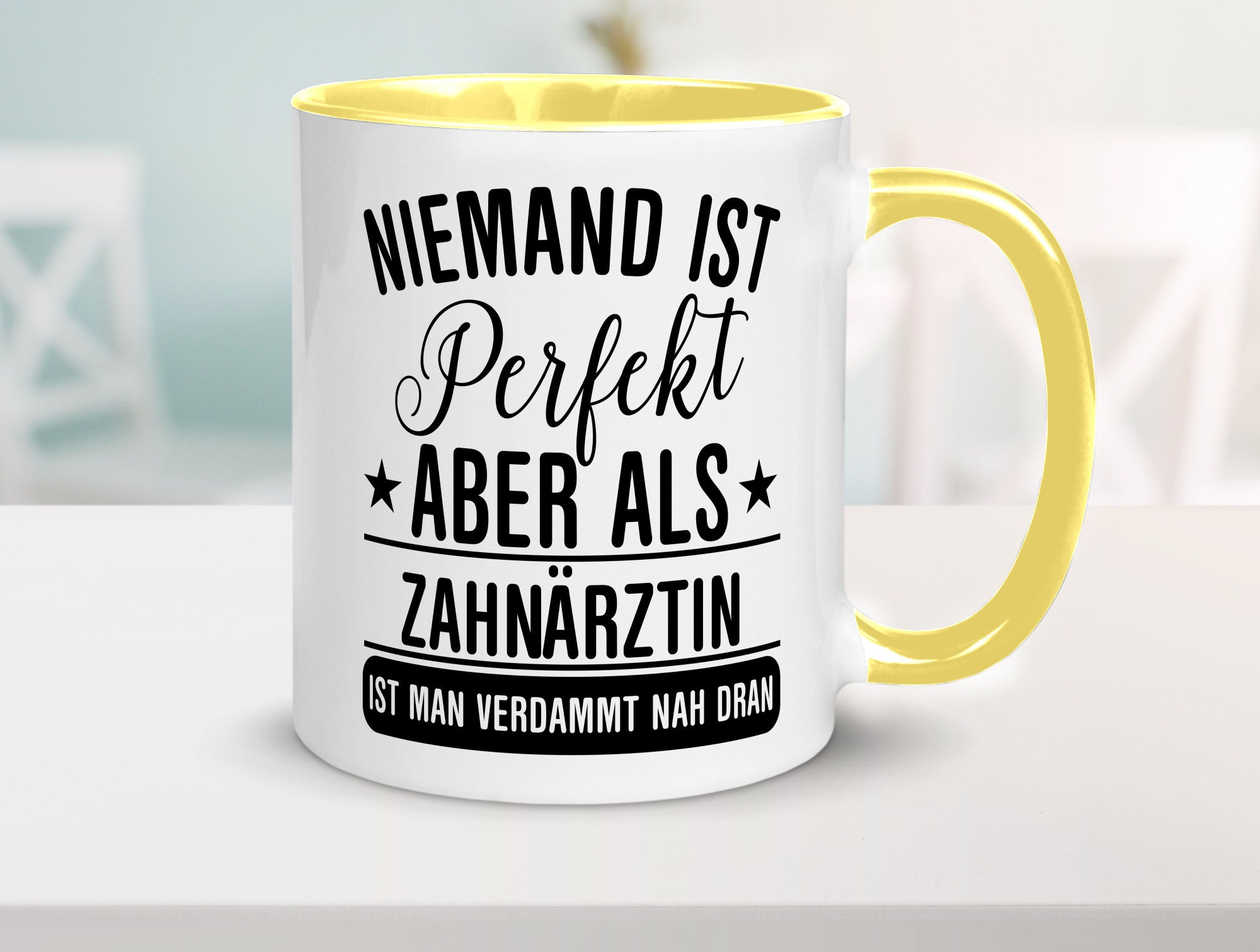 Verdammt nah dran: Zahnärztin | Zahnmedizin Beruf lustig Arbeit Kollegen Büro