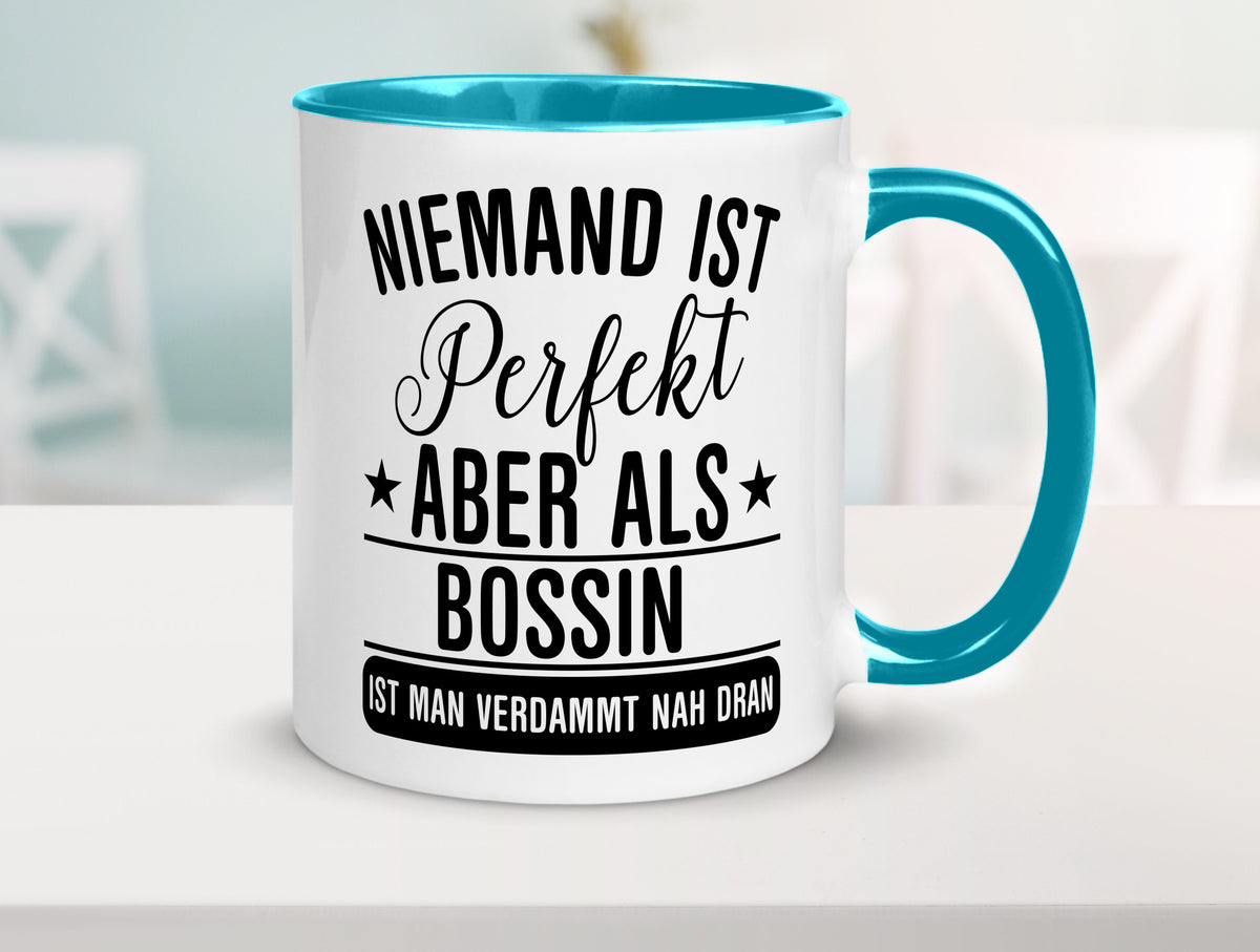 Verdammt nah dran: Bossin | Führungskraft Vorgesetzte Humor Geschenkidee Tasse