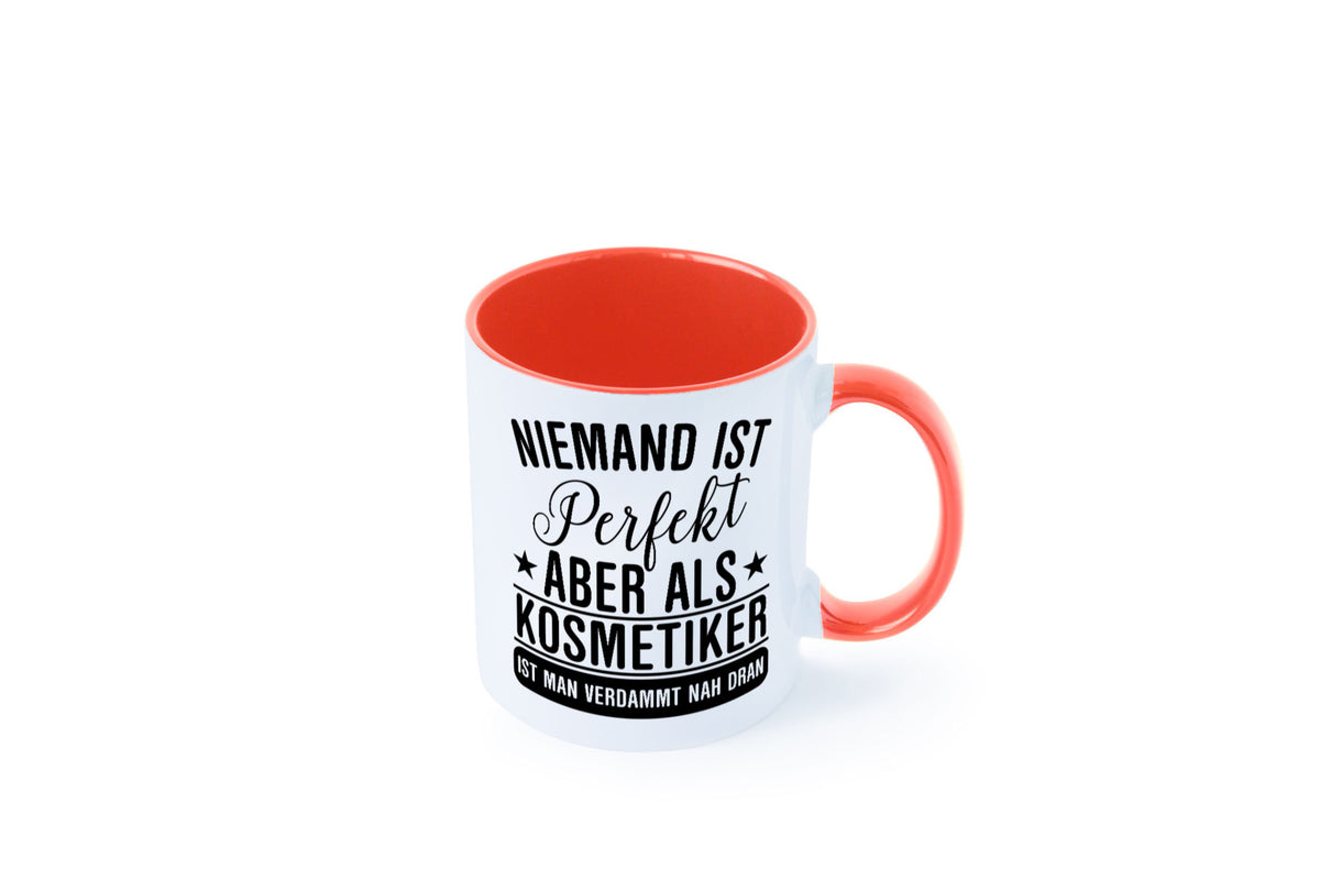 Verdammt nah dran: Kosmetiker | Kosmetik Stylist Geschenkidee Humor Tasse