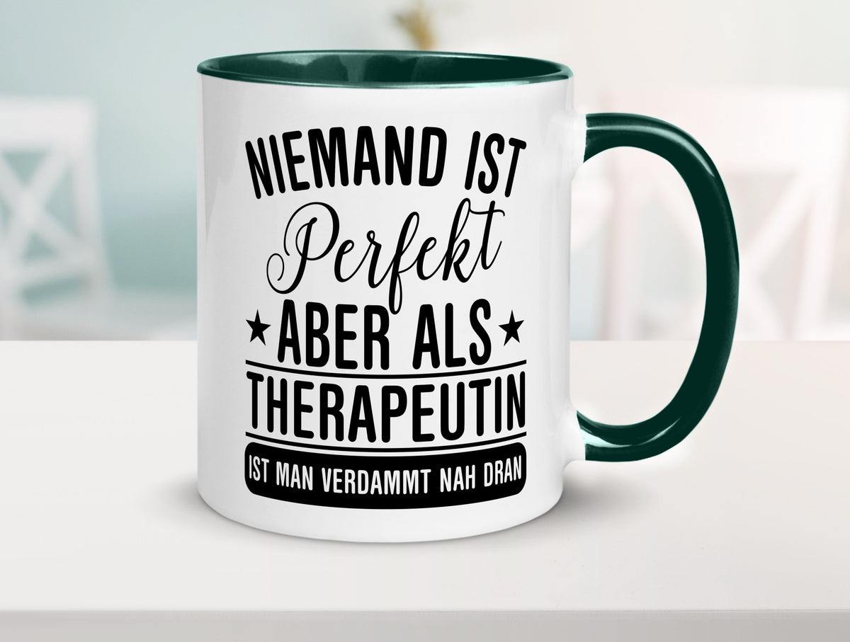 Verdammt nah dran: Therapeutin | Psychotherapie Therapie lustig Humor Tasse