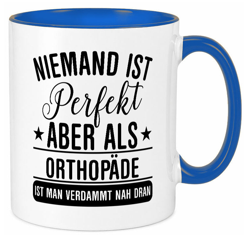 Verdammt nah dran: Orthopäde | Orthopädie Geschenkidee Humor Tasse