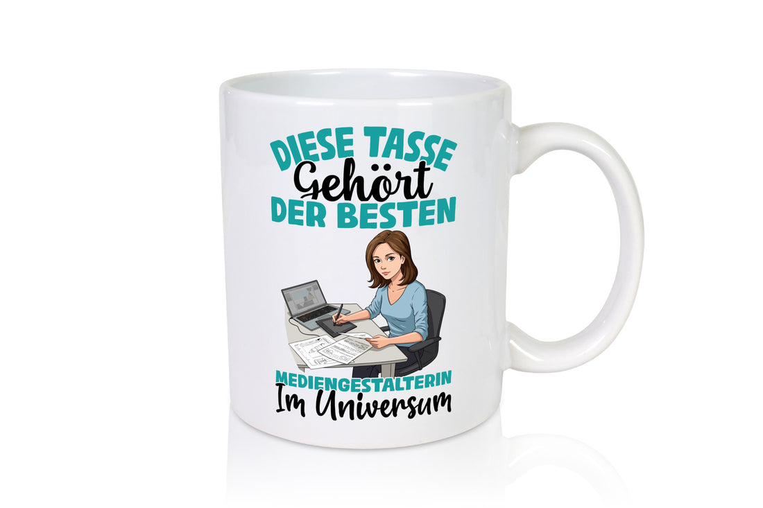 Im Universum: Mediengestalterin | Medien Geschenkidee Humor Tasse
