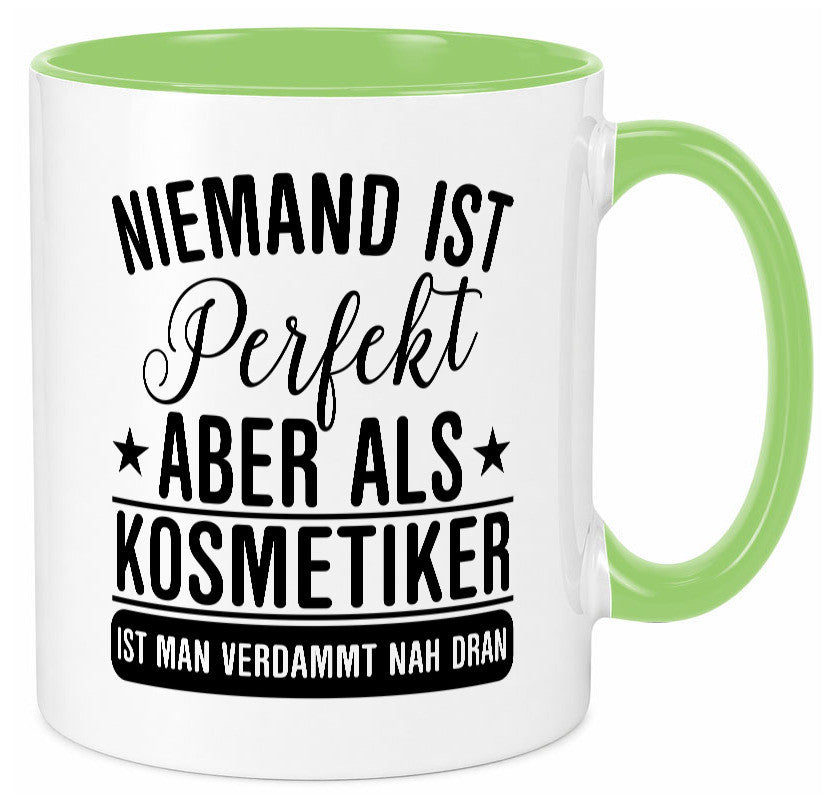 Verdammt nah dran: Kosmetiker | Kosmetik Stylist Geschenkidee Humor Tasse