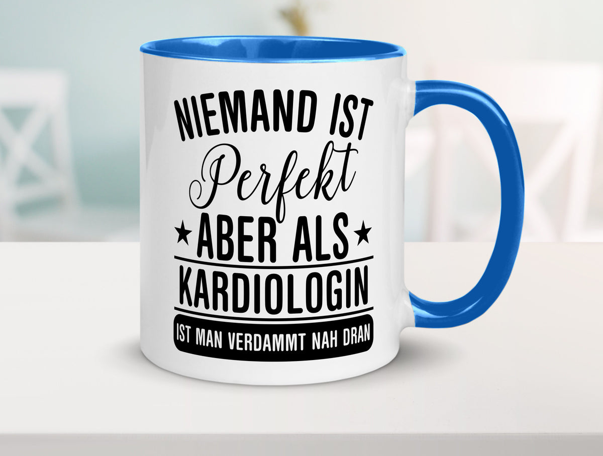 Verdammt nah dran: Kardiologin | Kardiologie Humor Geschenkidee Tasse