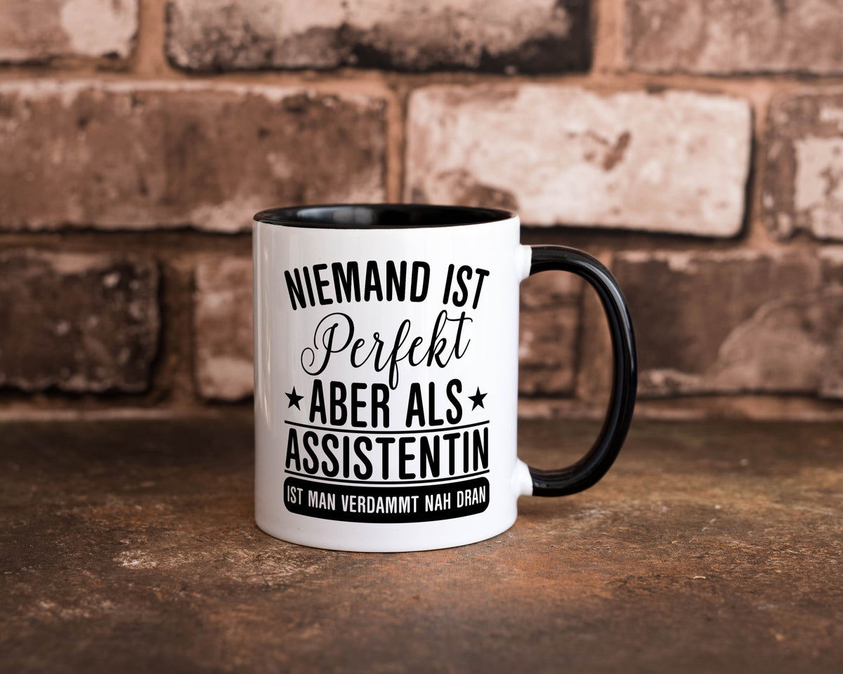 Verdammt nah dran: Assistentin | Assistenz Hilfskraft lustiger Spruch Geschenk Tasse