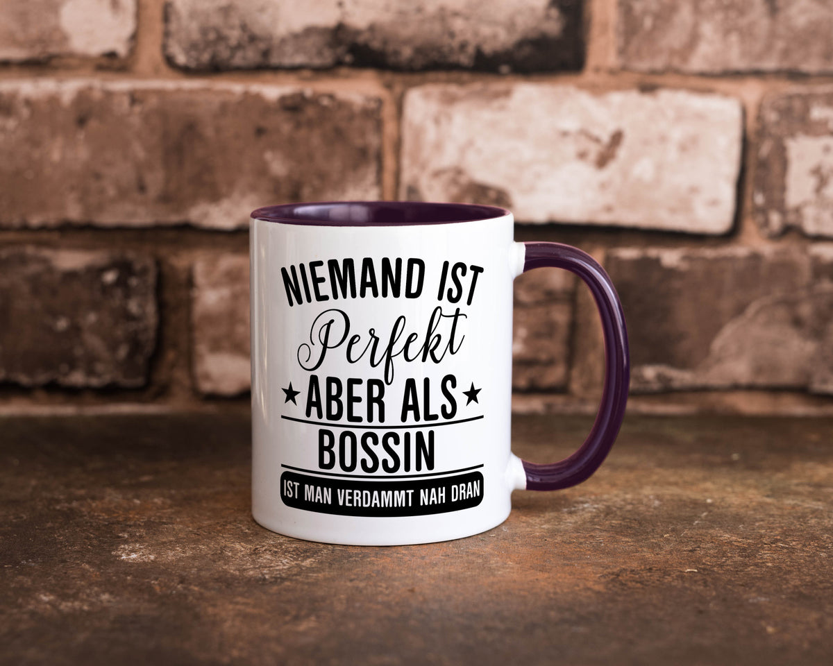 Verdammt nah dran: Bossin | Führungskraft Vorgesetzte Humor Geschenkidee Tasse