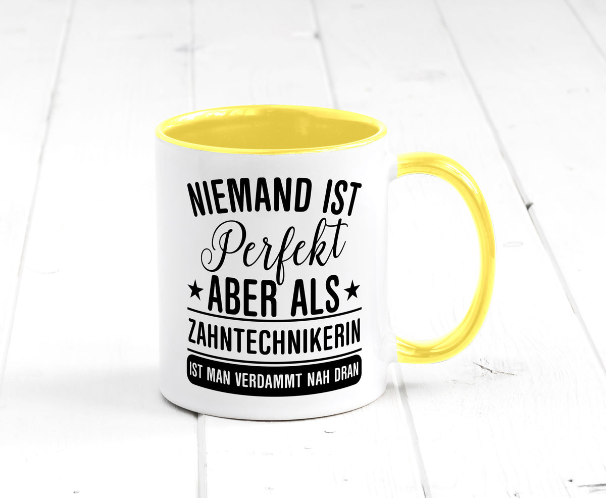 Verdammt nah dran: Zahntechnikerin | Zahnmedizin Humor Geschenkidee Tasse