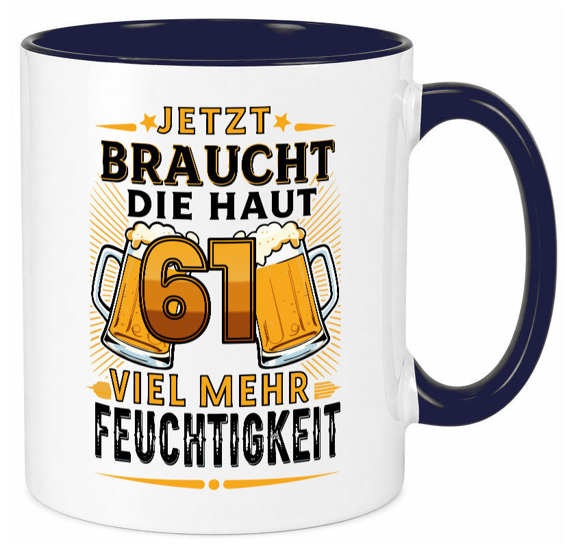 61 braucht die haut mehr Feuchtigkeit | 61. Geburtstag Geschenkidee Humor Tasse