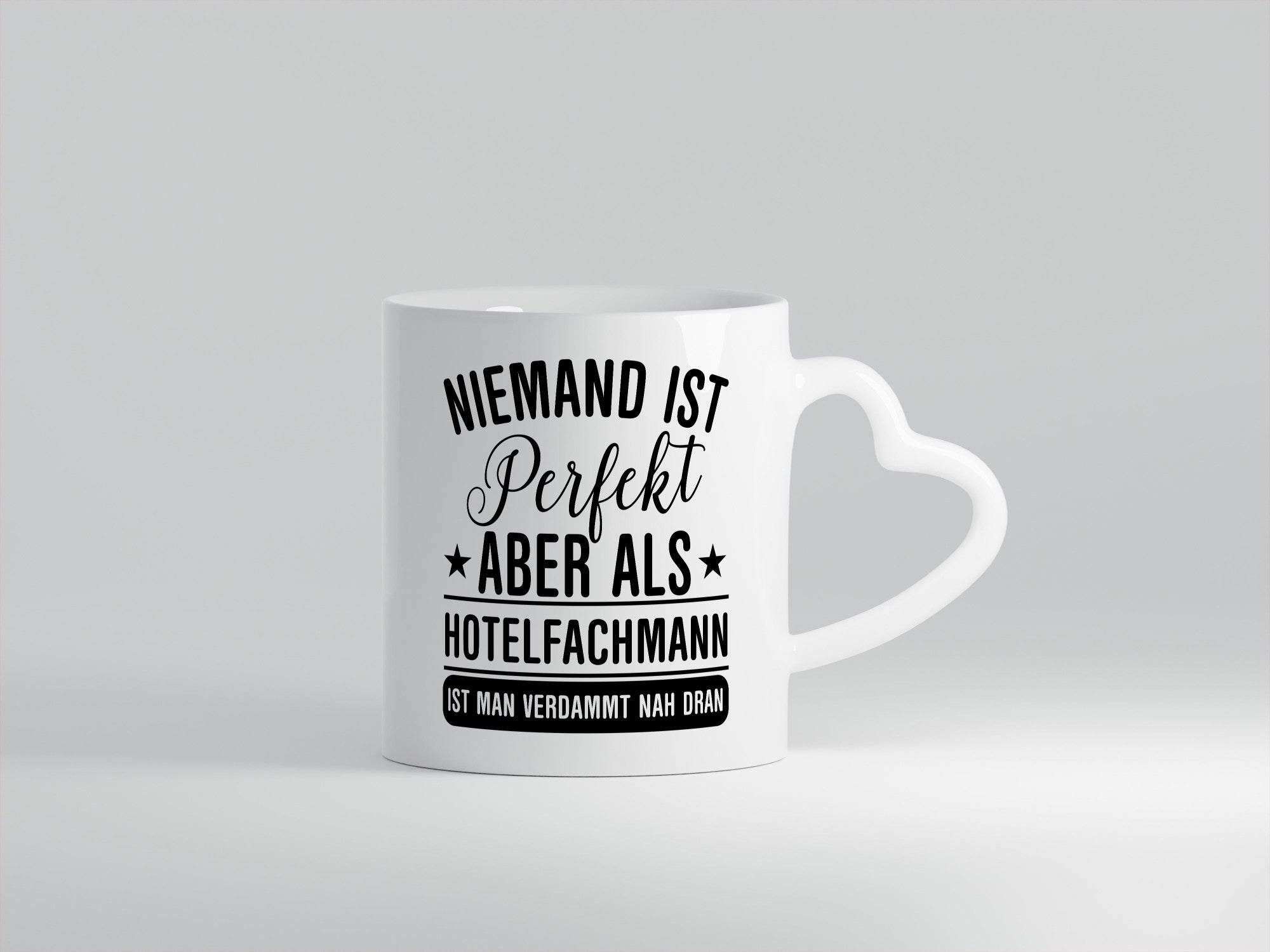Verdammt nah dran: Hotelfachmann |Hotel Geschenk Humor Geschenkidee lustiger