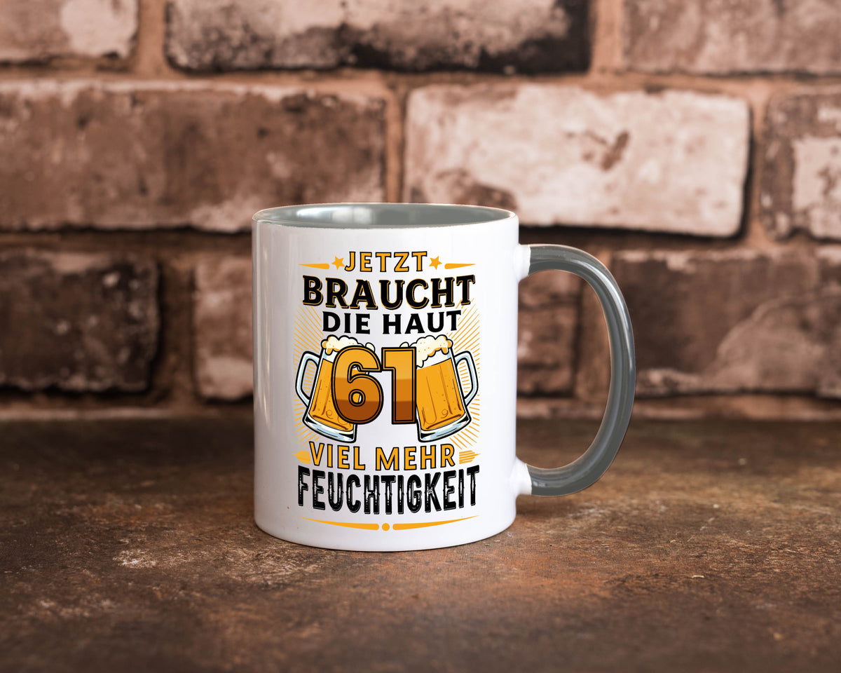 61 braucht die haut mehr Feuchtigkeit | 61. Geburtstag Geschenkidee Humor Tasse