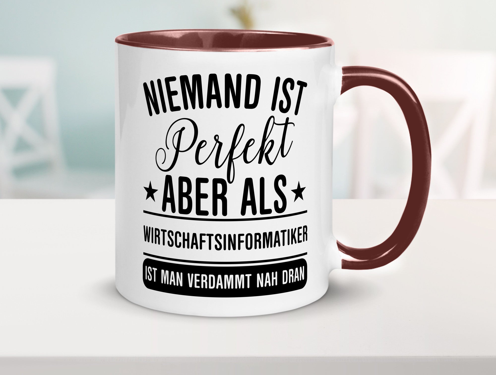 Verdammt nah dran: Wirtschaftsinformatiker | Informatik Humor Geschenkidee Tasse