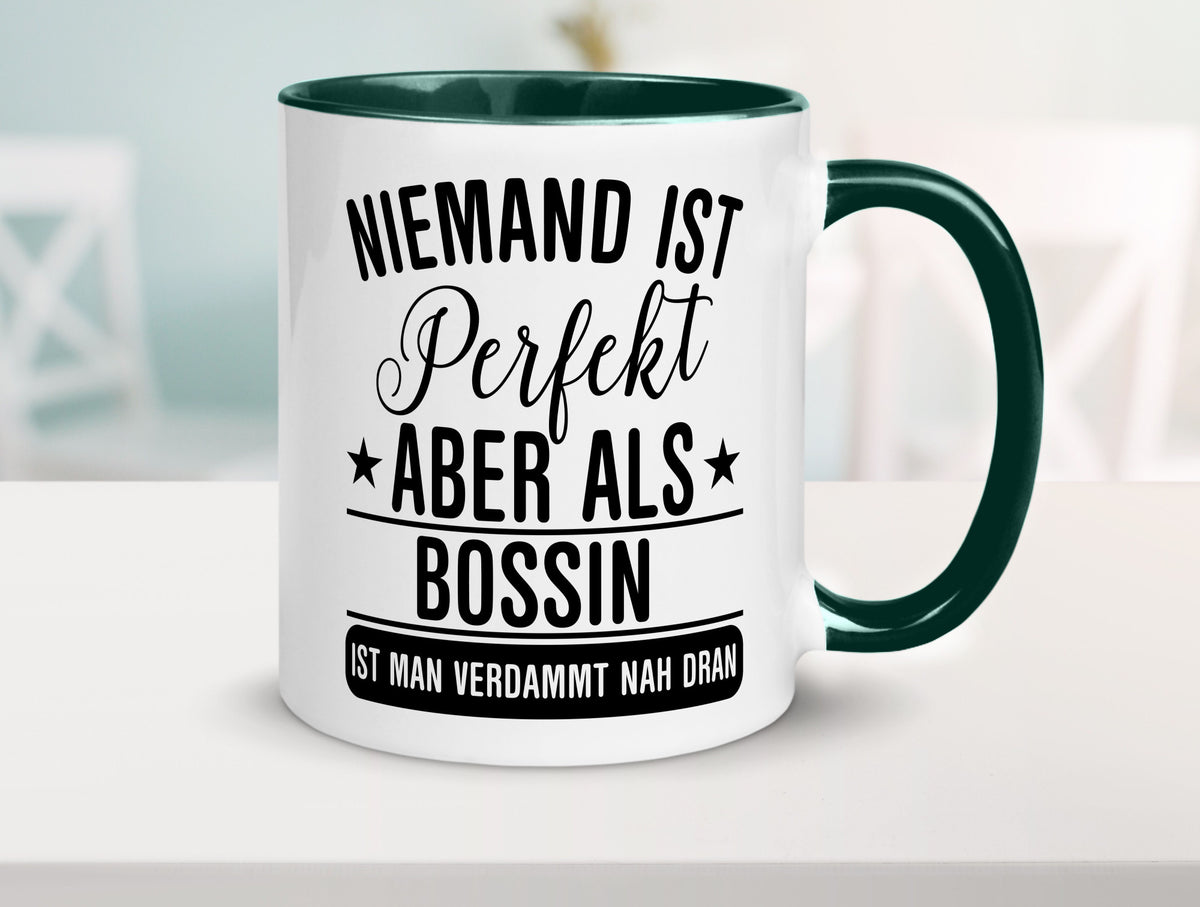 Verdammt nah dran: Bossin | Führungskraft Vorgesetzte Humor Geschenkidee Tasse