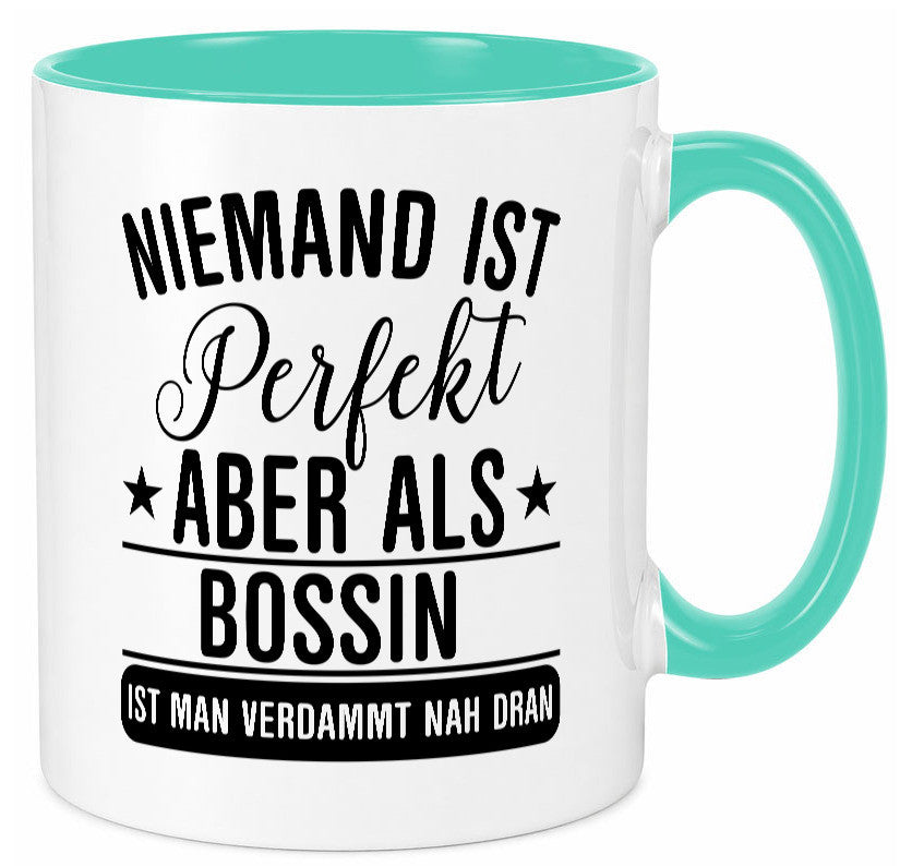 Verdammt nah dran: Bossin | Führungskraft Vorgesetzte Humor Geschenkidee Tasse