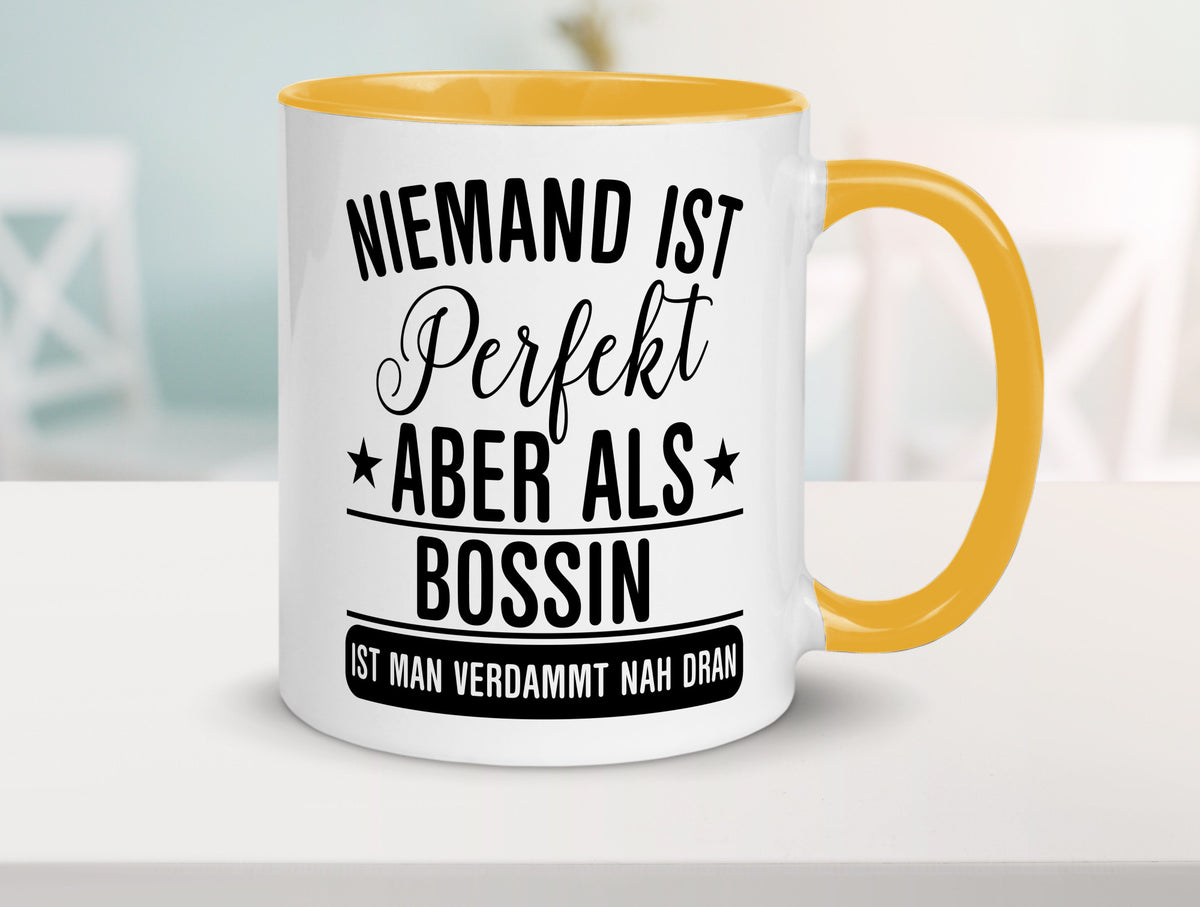Verdammt nah dran: Bossin | Führungskraft Vorgesetzte Humor Geschenkidee Tasse