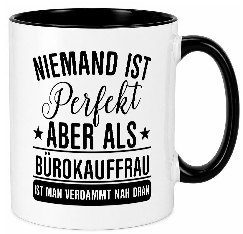 Verdammt nah dran: Bürokauffrau | Kauffrau lustiger Spruch Geschenk Arbeit Tasse