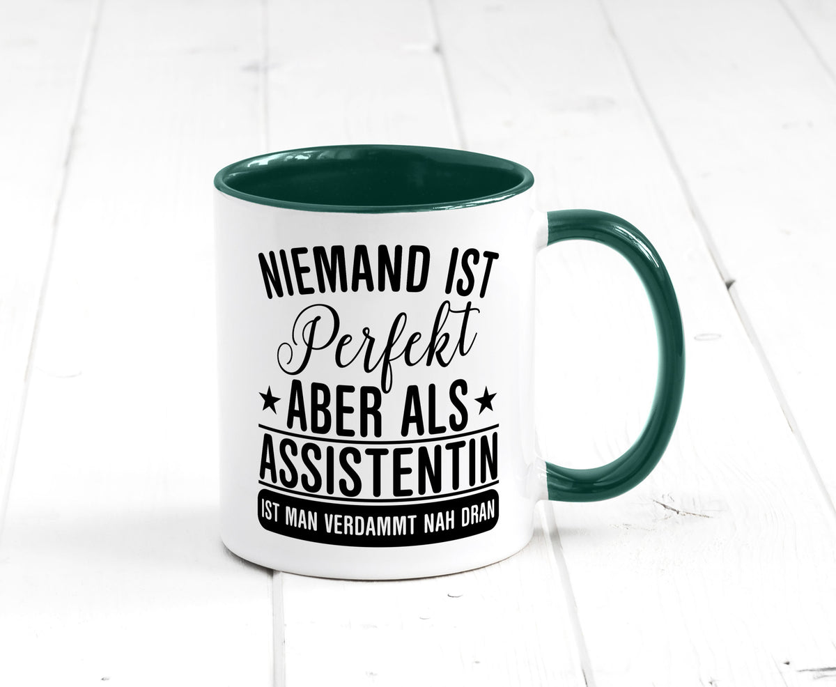 Verdammt nah dran: Assistentin | Assistenz Hilfskraft lustiger Spruch Geschenk Tasse