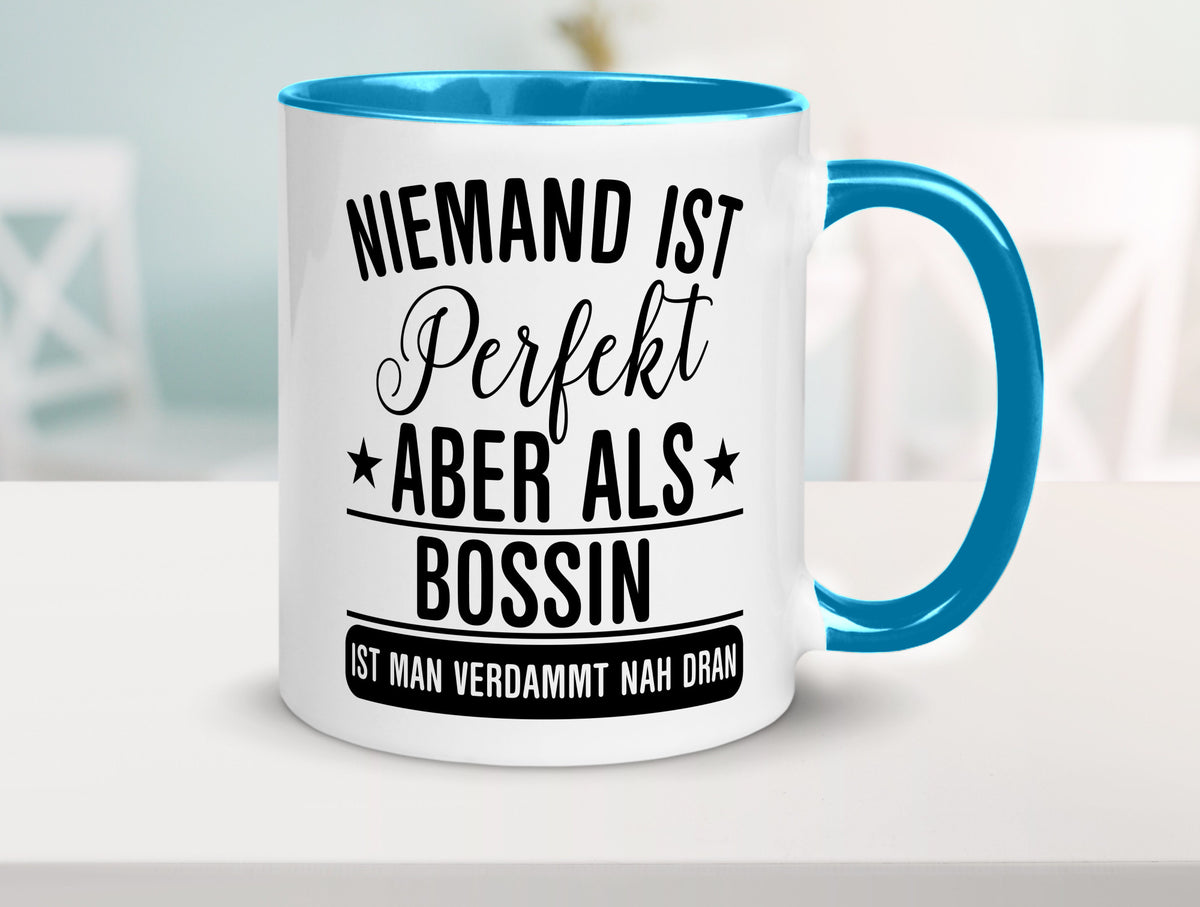 Verdammt nah dran: Bossin | Führungskraft Vorgesetzte Humor Geschenkidee Tasse