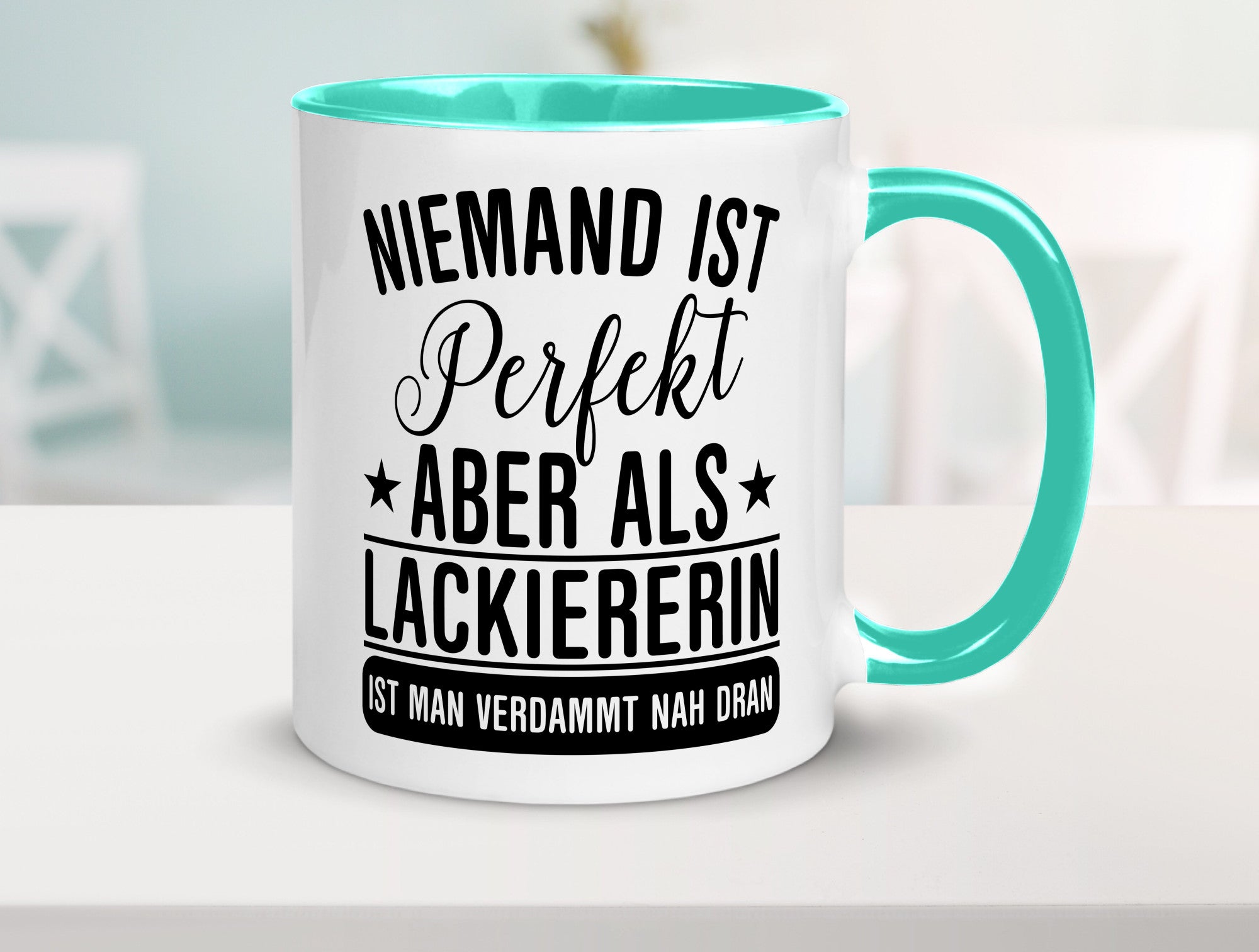 Verdammt nah dran: Lackiererin | lackieren lustiger Spruch Geschenk Humor