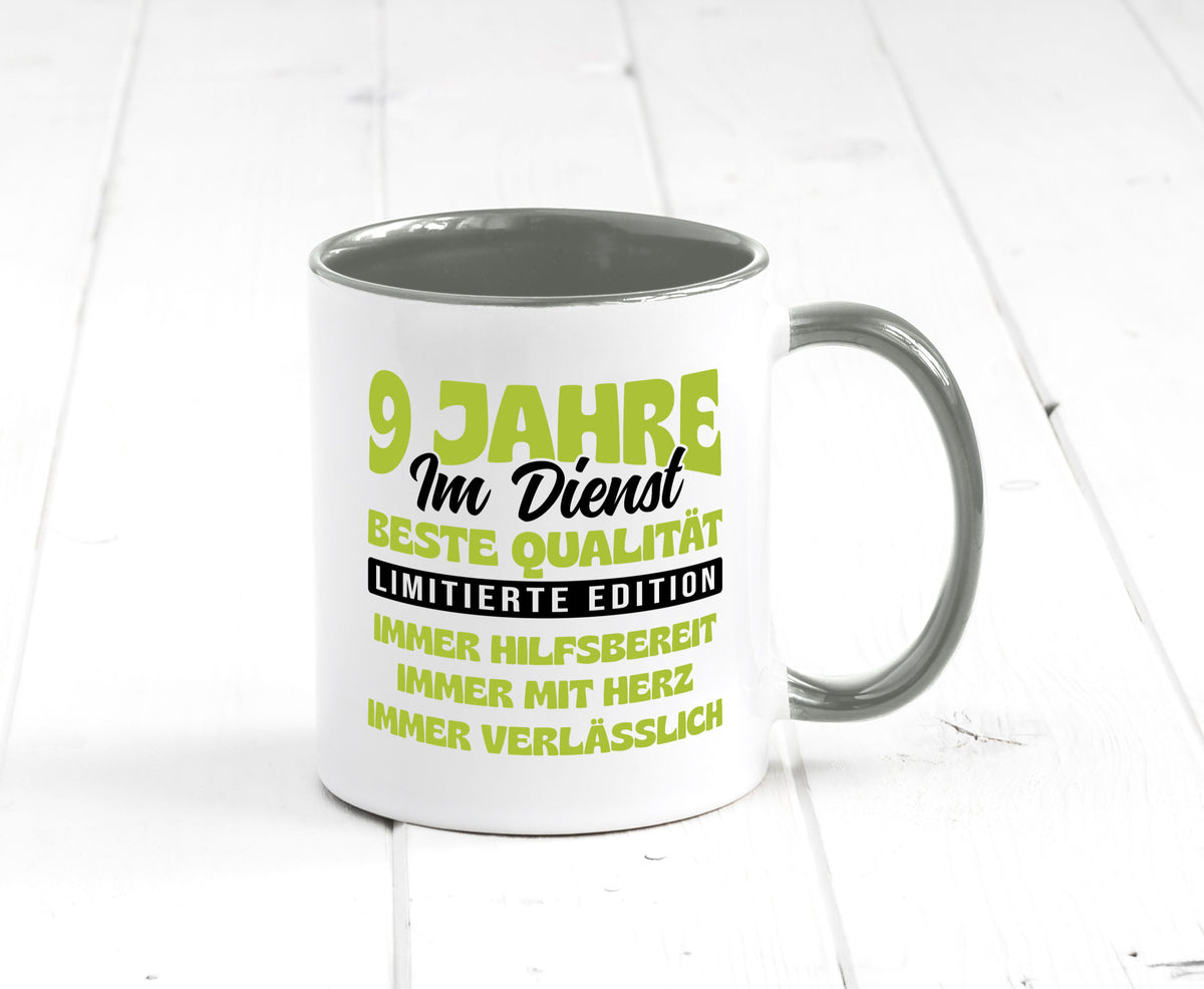 9 Jahre im Dienst | Jubiläum Arbeit v4 Geschenk Kollegen Büro lustiger Spruch Tasse