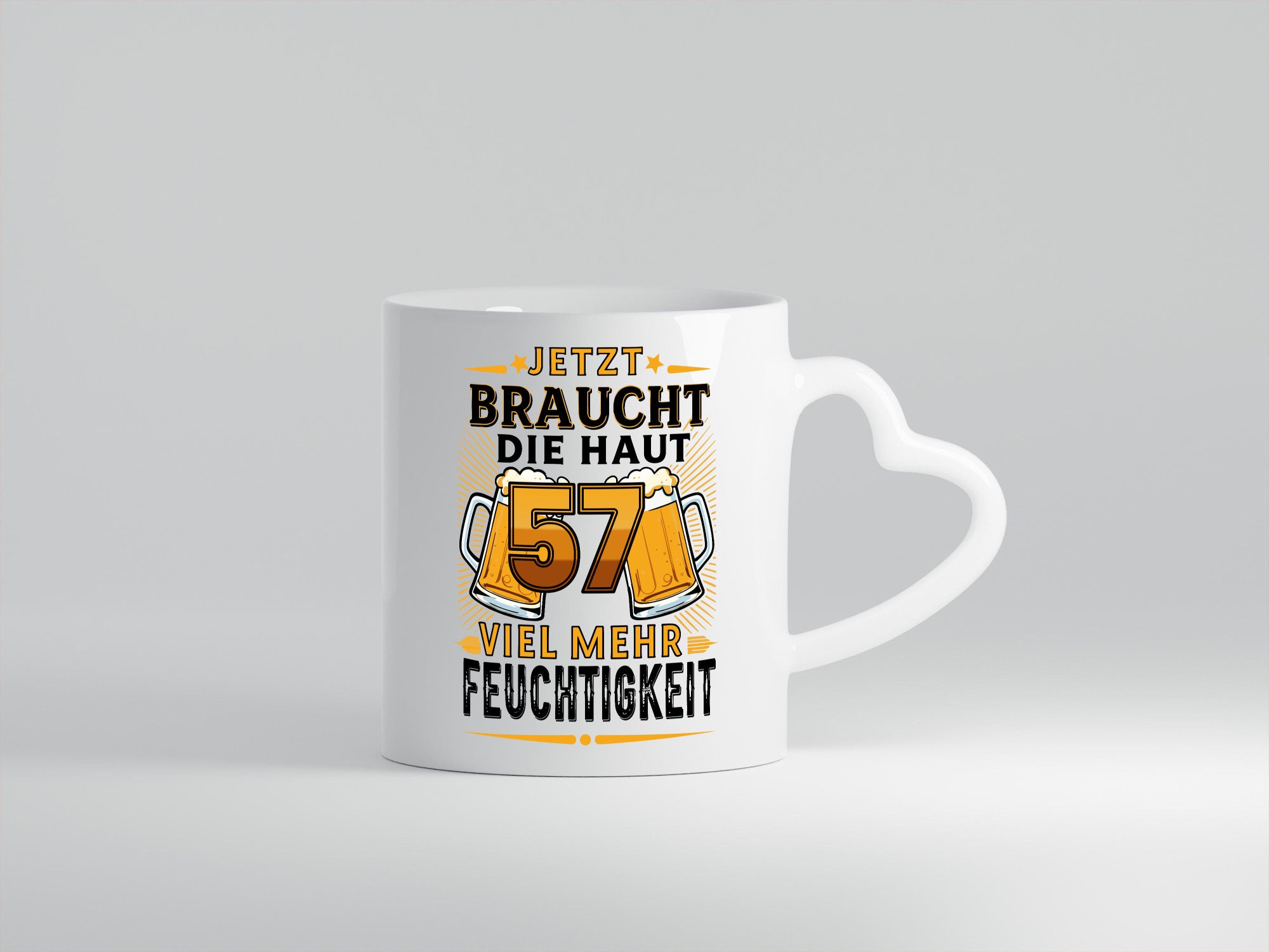 57 braucht die haut mehr Feuchtigkeit | 57. Geburtstag Humor Geschenkidee Tasse
