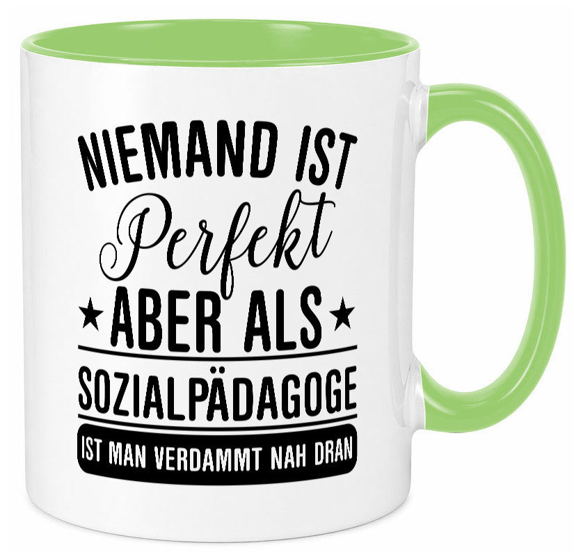 Verdammt nah dran: Sozialpädagoge | Pädagoge Geschenk Humor Geschenkidee Tasse
