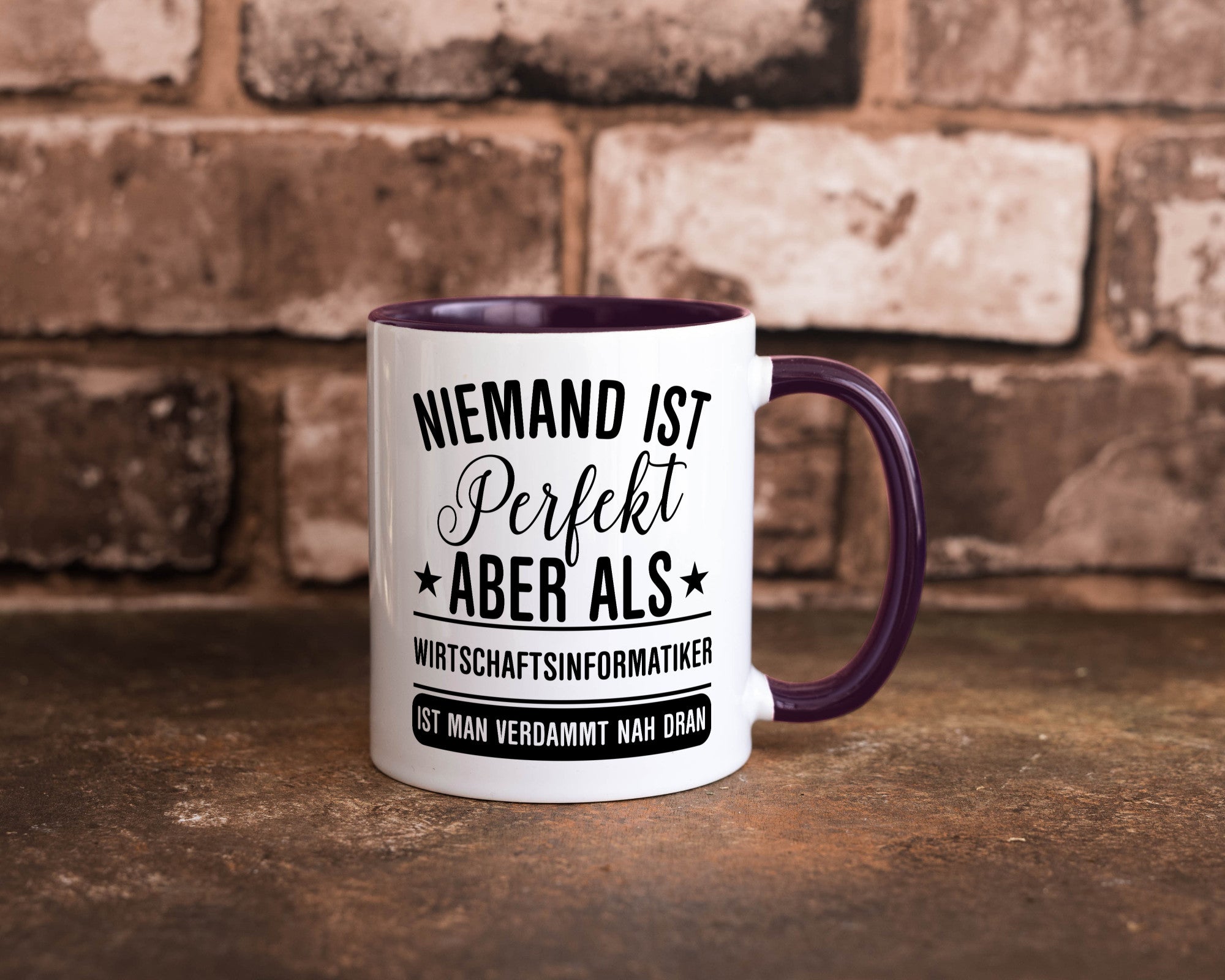 Verdammt nah dran: Wirtschaftsinformatiker | Informatik Humor Geschenkidee Tasse