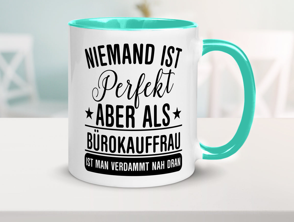 Verdammt nah dran: Bürokauffrau | Kauffrau lustiger Spruch Geschenk Arbeit Tasse