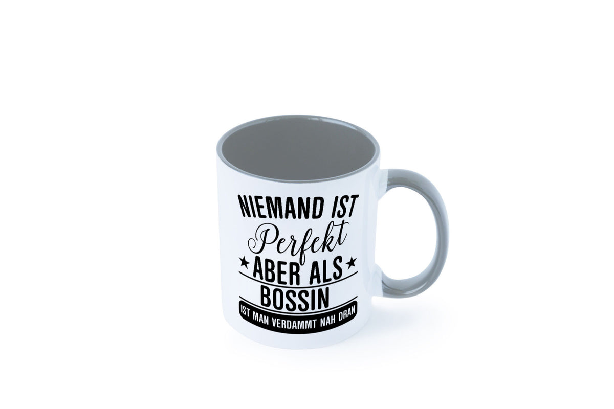 Verdammt nah dran: Bossin | Führungskraft Vorgesetzte Humor Geschenkidee Tasse