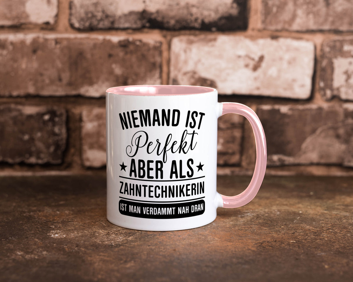 Verdammt nah dran: Zahntechnikerin | Zahnmedizin Humor Geschenkidee Tasse