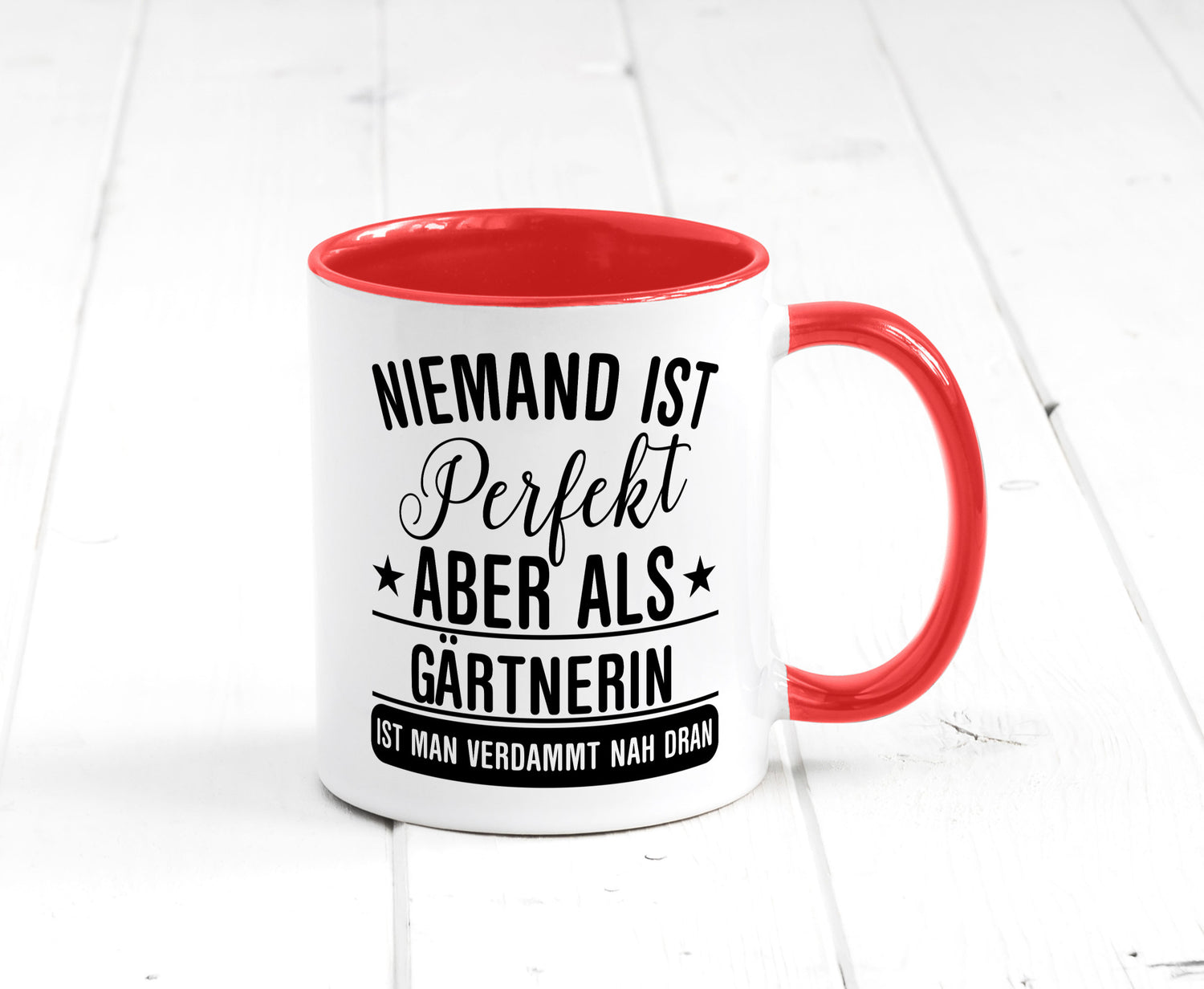Verdammt nah dran: Gärtnerin | Gartenbau lustig Humor Geschenkidee Geschenk