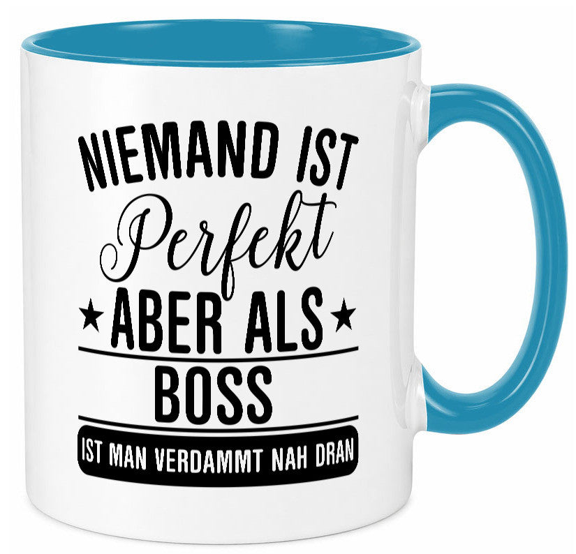 Verdammt nah dran: Boss | Führungskraft Vorgesetzter Humor Geschenkidee Tasse