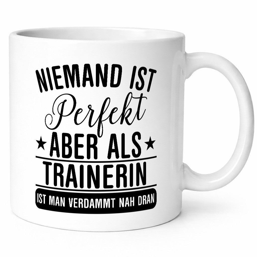Verdammt nah dran: Trainerin | Sportverein Humor Geschenkidee Tasse