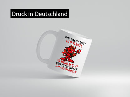 Jede Nacht sitzt der Teufel am Bett | frecher Spruch Humor Geschenk