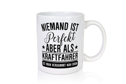 Verdammt nah dran: Kraftfahrer | Lastwagen LKW Fahrer Humor Geschenkidee Tasse
