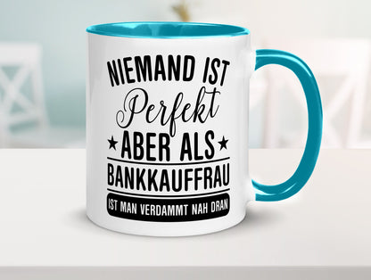 Verdammt nah dran: Bankkauffrau | Kauffrau Bank Kaufleute Geschenkidee Humor