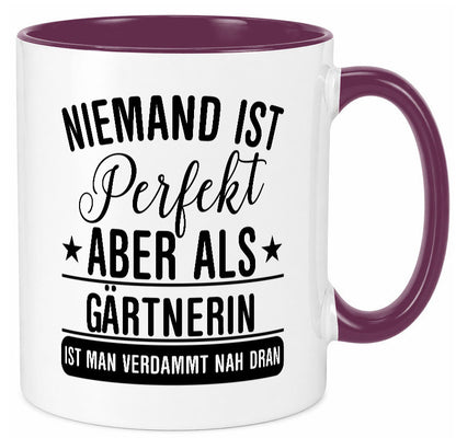 Verdammt nah dran: Gärtnerin | Gartenbau lustig Humor Geschenkidee Geschenk