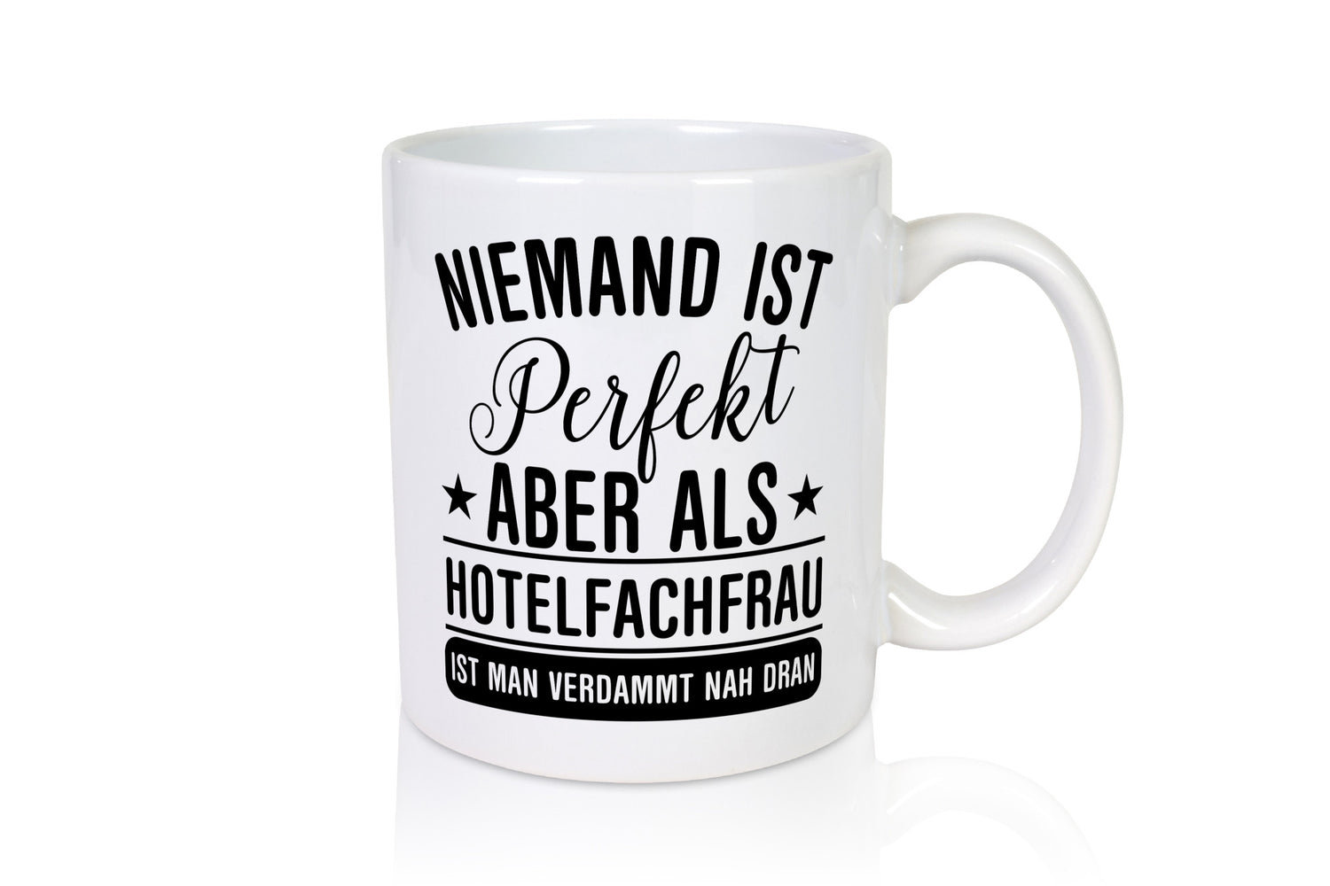 Verdammt nah dran: Hotelfachfrau | Hotel Humor Geschenkidee Tasse